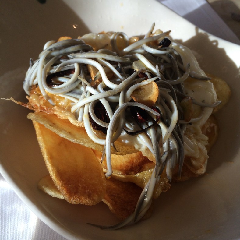 Huevos fritos con angulas