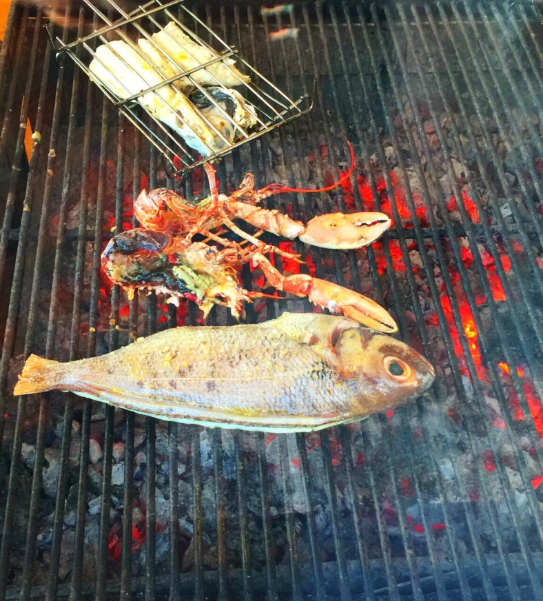 Brasas llenas de pescados