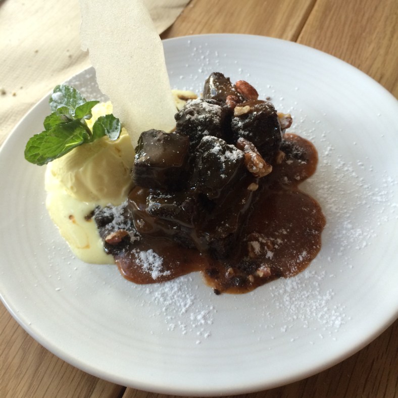 Brownie americano con caramelo y helado de vainilla