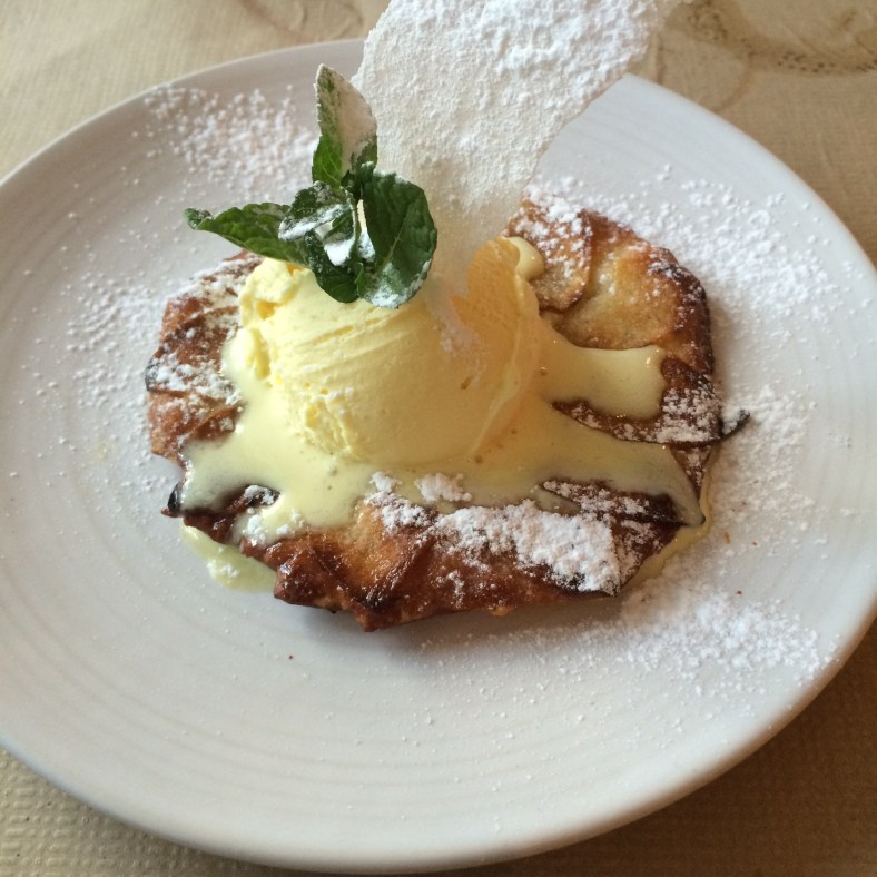Tarta fina de manzana al estilo francés con helado de cookies
