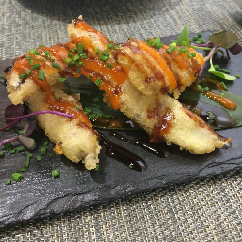 Tempura de boquerón con salsa de anguilas y coulis de pimiento rojo