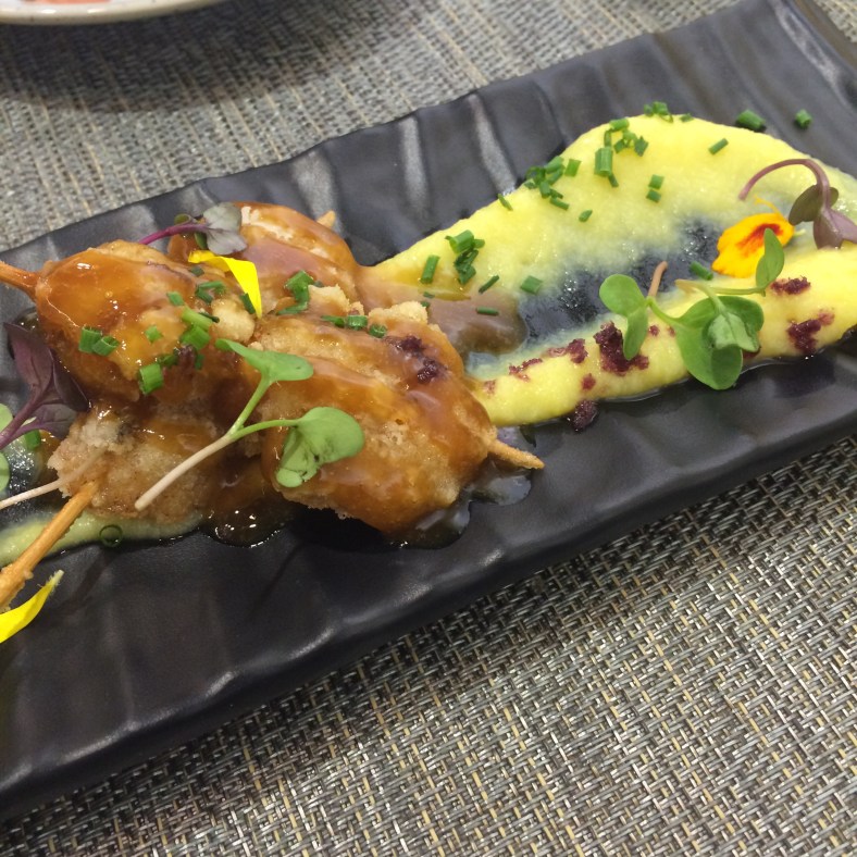 Brocheta de zamburiñas con salsa de ponzu, puré de albarado de naranja y salsa de vino tinto