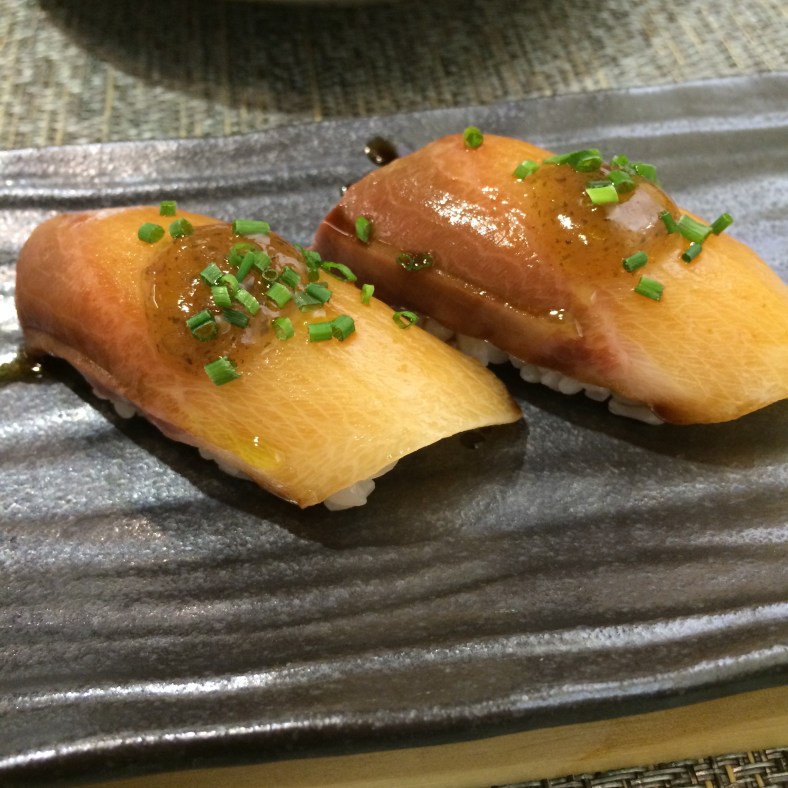 Nigiri de pez limón con umeboshi