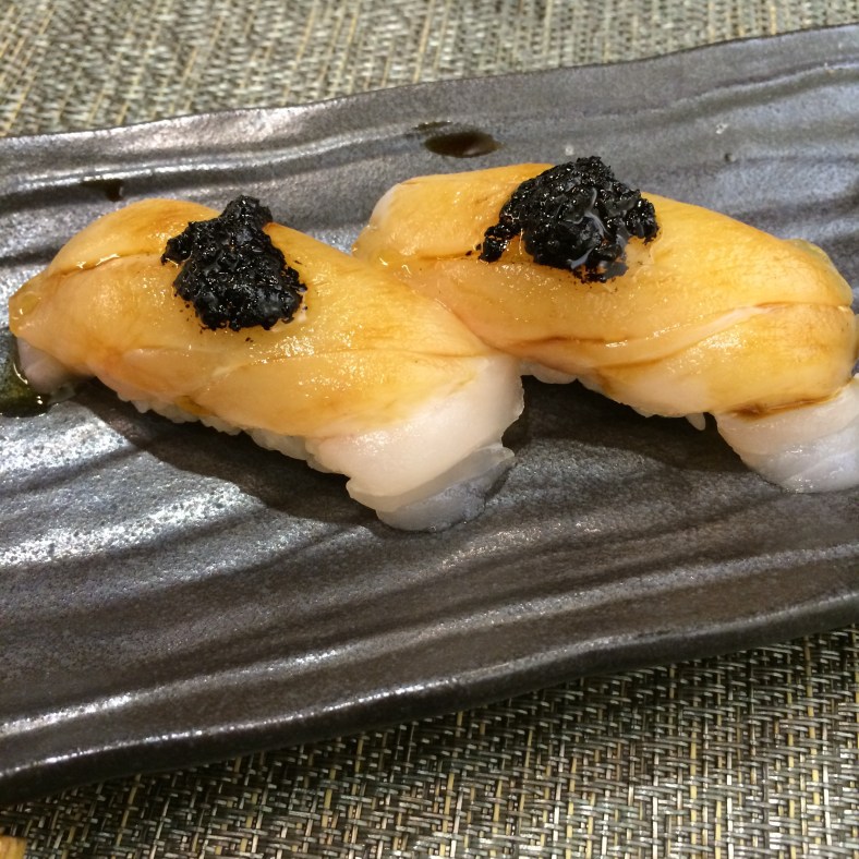 Nigiri de lubina salvaje con ajo negro