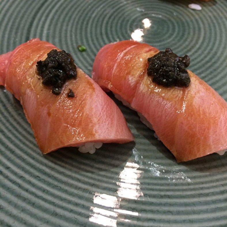 Nigiri de toro con trufa negra