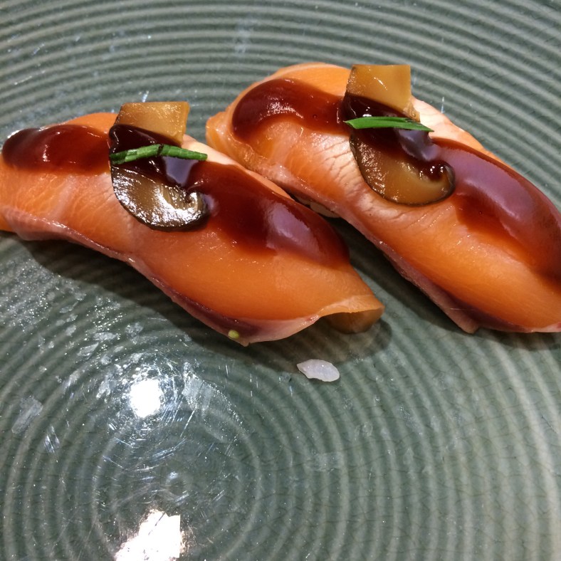 Nigiri de salmón con shitake y salsa de anguila
