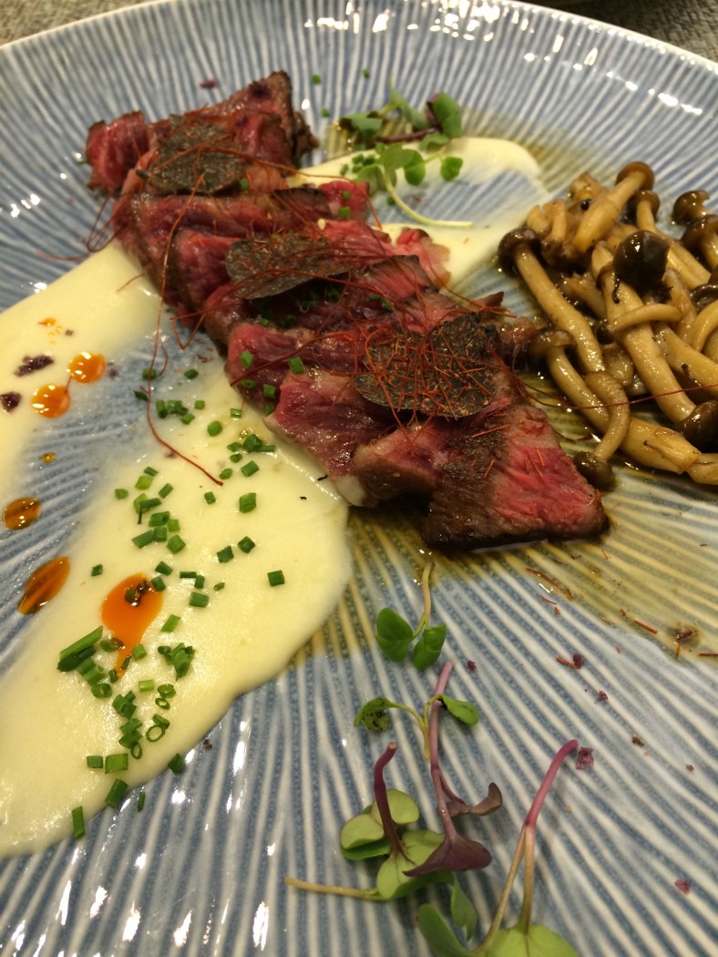 Tataki de wagyu con trufa laminada, guindilla, puré de patata con jengibre y wasabi y setas salteadas