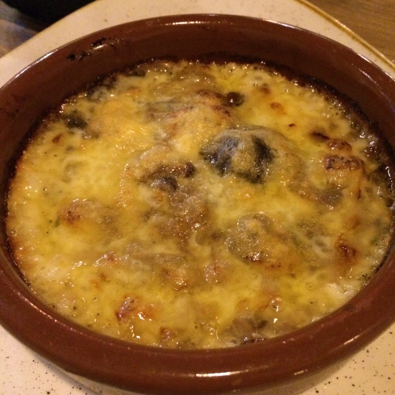 Provolone con setas y cebolla caramelizada