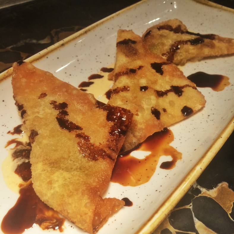 Wonton de langostinos y verduras al curry rojo con teriyaki de cítricos