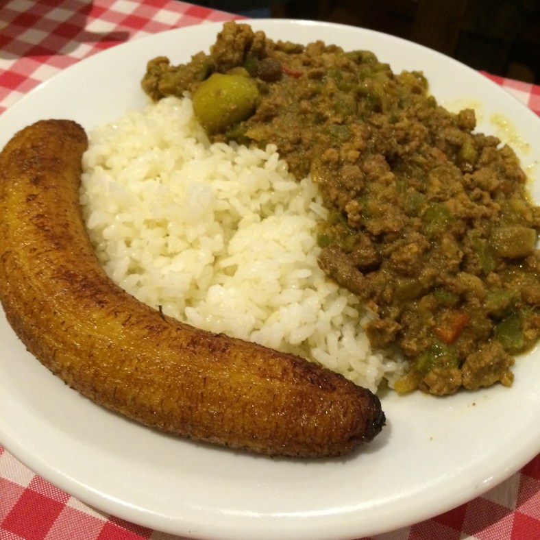 Picadillo criollo con plátano frito y arroz