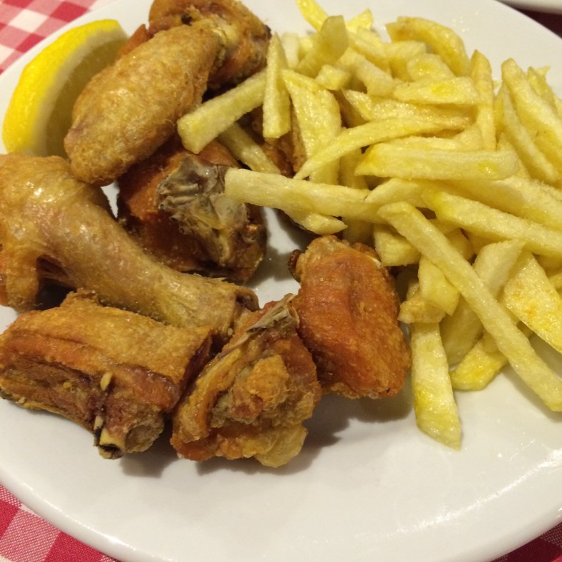 Pollo frito con patatas fritas