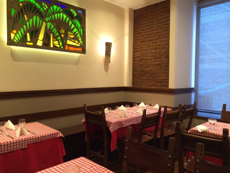 Manteles a cuadros rojiblancos inundan la sala de Zara