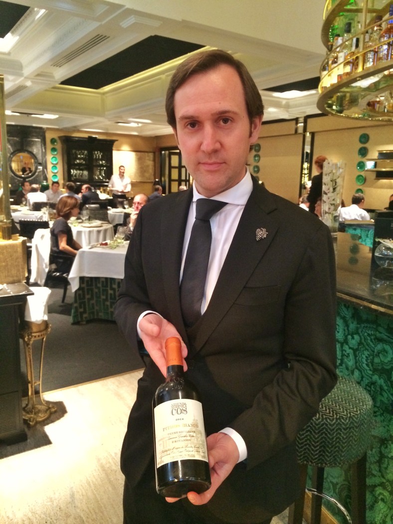 Valerio Carrera presentándonos el vino de la comida