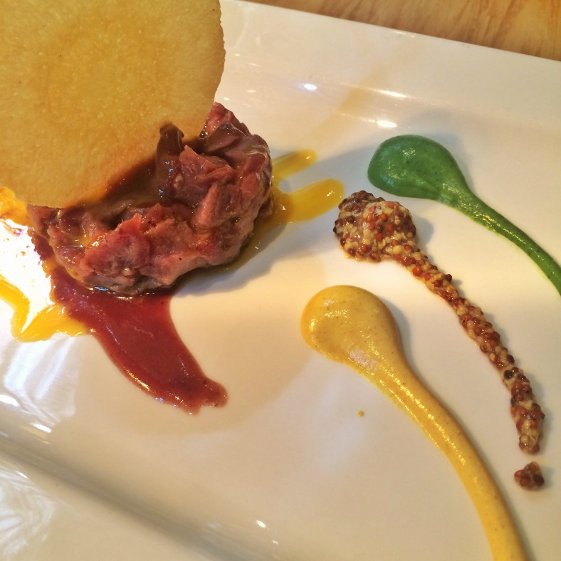 Tartar de ciervo con crujiente de parmesano