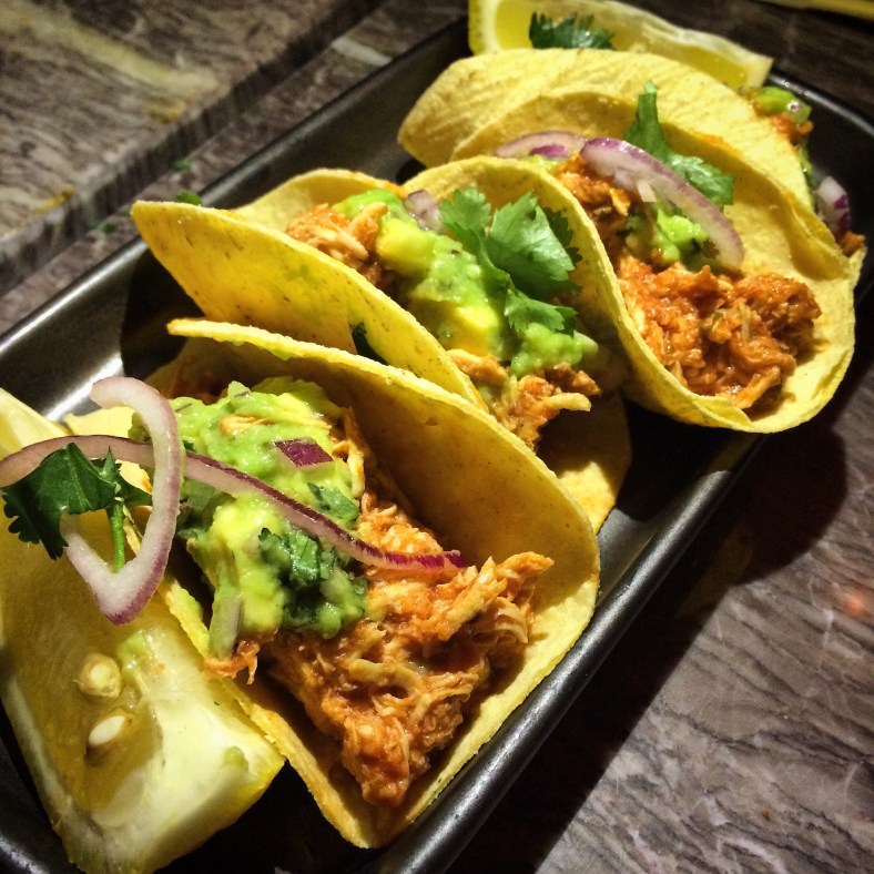 Tacos al pastor con guacamole