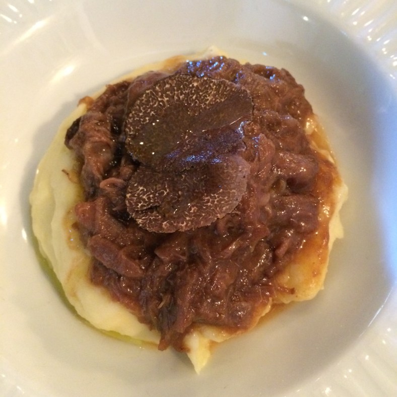 Rabo de toro con puré de patata trufado