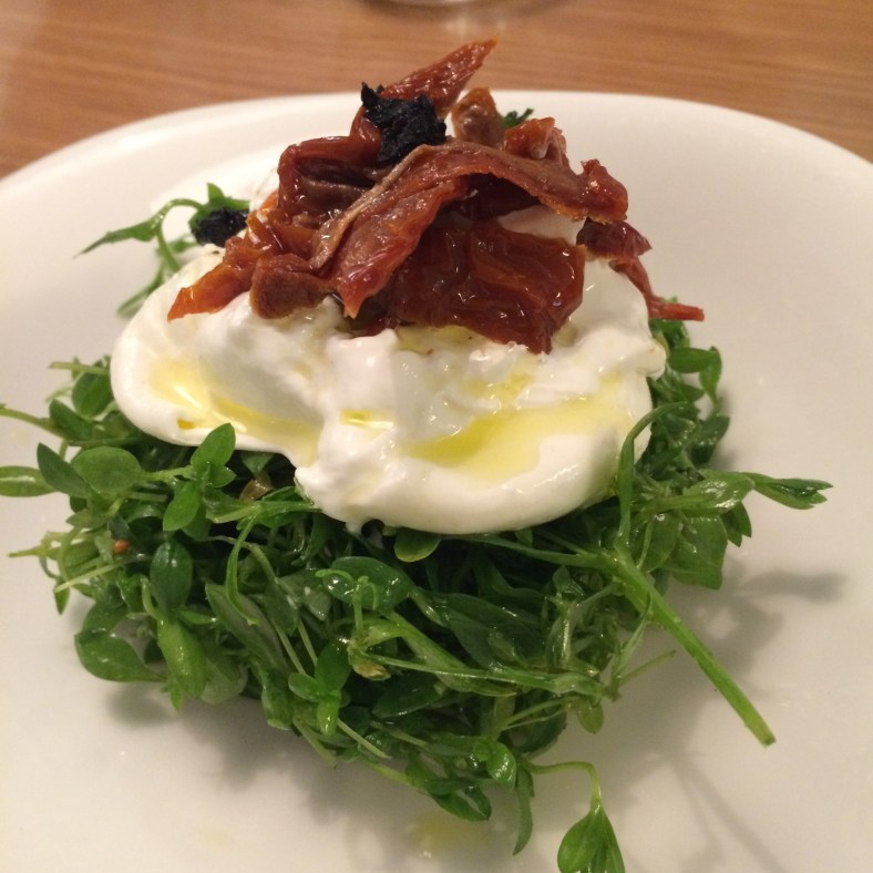 Ensalada de burratina y pamplinas con tomate seco y aceite de trufa