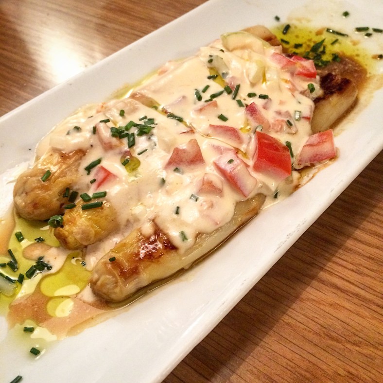Espárragos blancos a la parrilla con vinagreta de tomate y crema agria