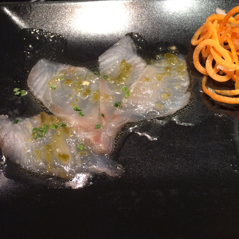 Usuzukuri de dorada con salsa de jalapeños y cebollino