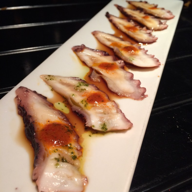 Usuzukuri de pulpo con salsa ponzu y compota de tomate
