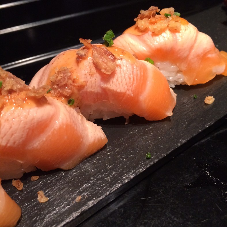 Nigiri de salmón flambeado con cebollita crujiente y mayonesa japonesa