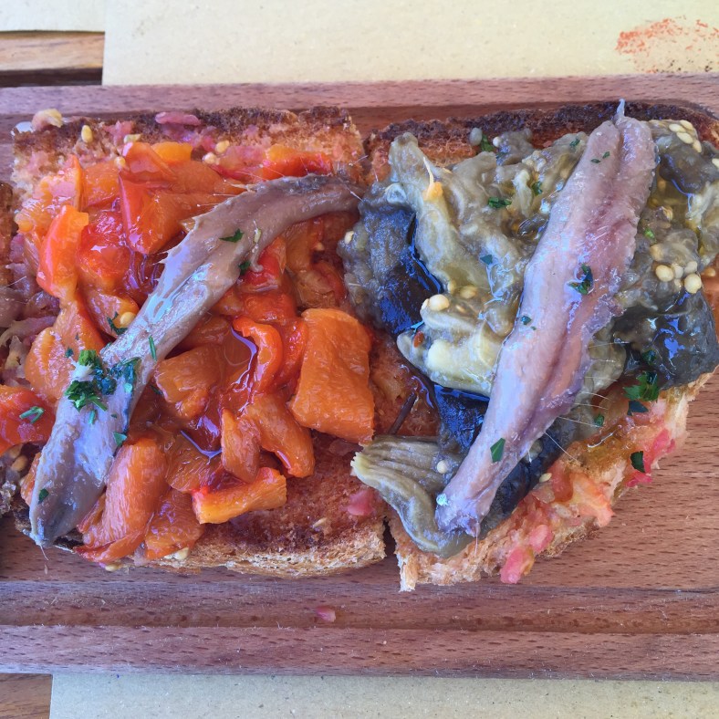 Tosta de escalibada con anchoas