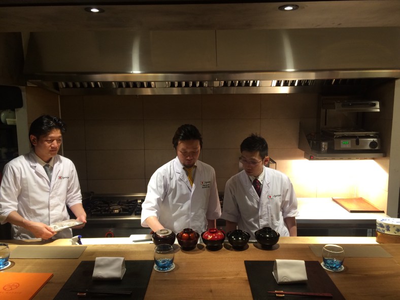 La barra en la que 7 afortunados verán como preparan su cena