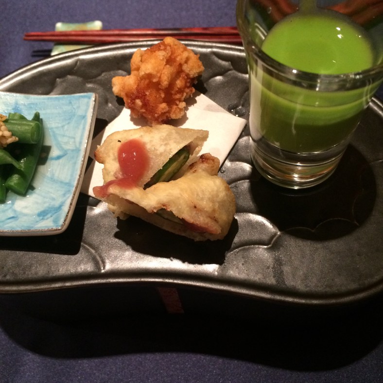 crema de guisantes, viera tempurizada, nigiri de anguila y judías verdes con sésamo