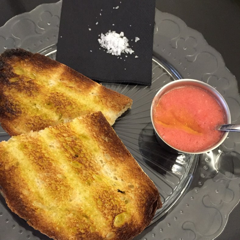 Tostadas de Panic con tomate triturado y aceite de oliva