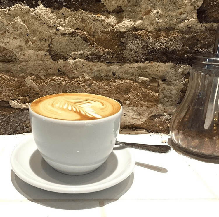 Flat white, foto tomada de mi compi Comiendo Se Entiende La Gente