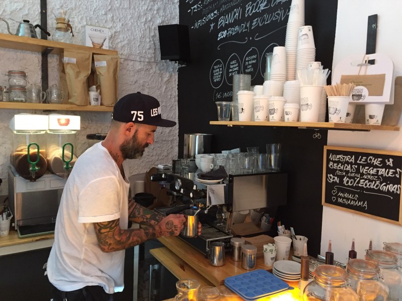 Sandro Bianchi, es el dueño de este pequeño templo del café