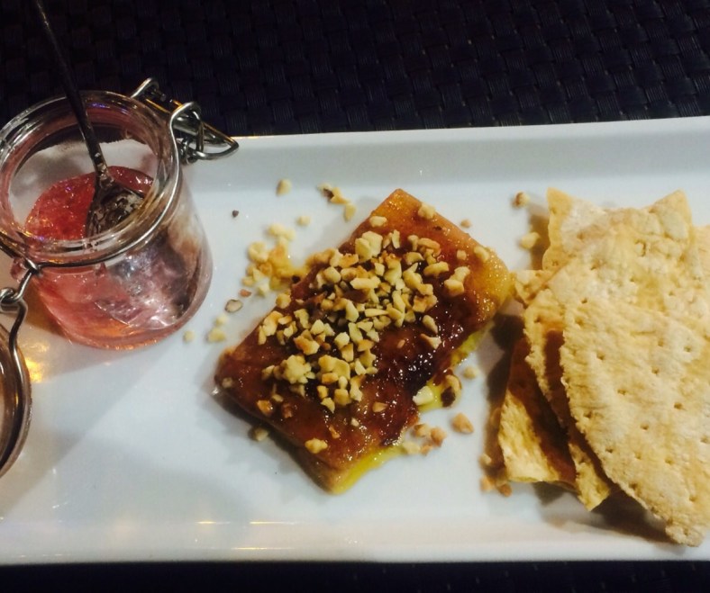 Foie caramelizado con praliné de avellanas y mermelada de violetas