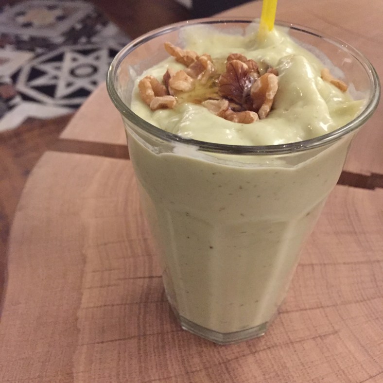 Smoothie de aguacate, dátiles, nueces y miel