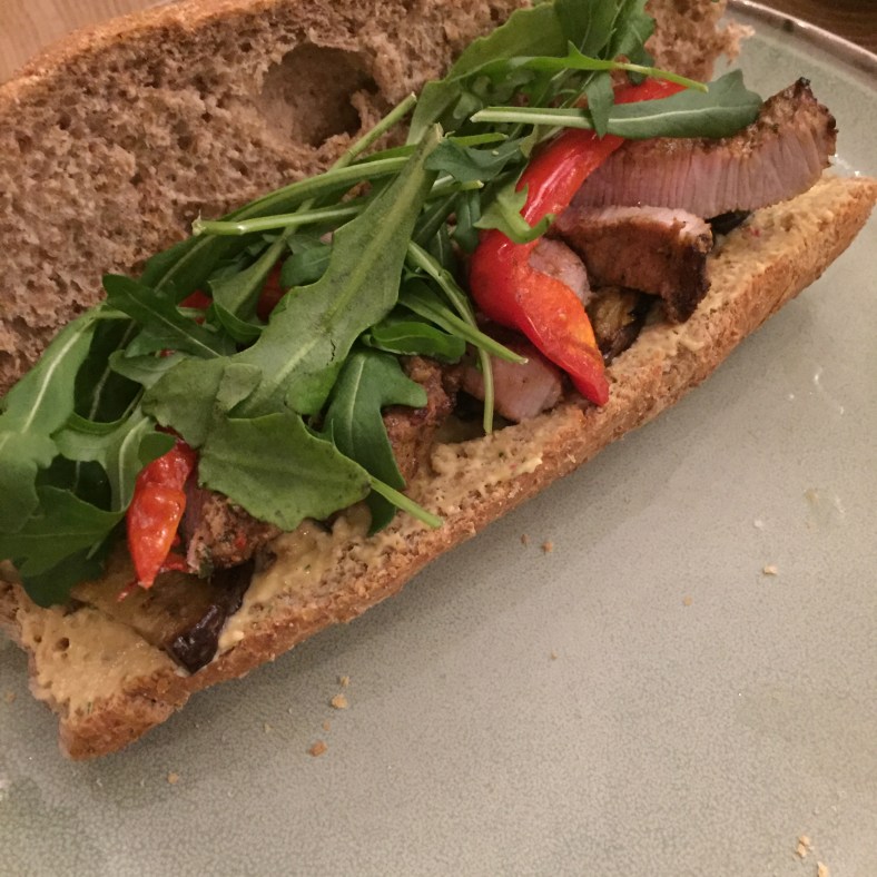 Sandwich de ternera y hummus