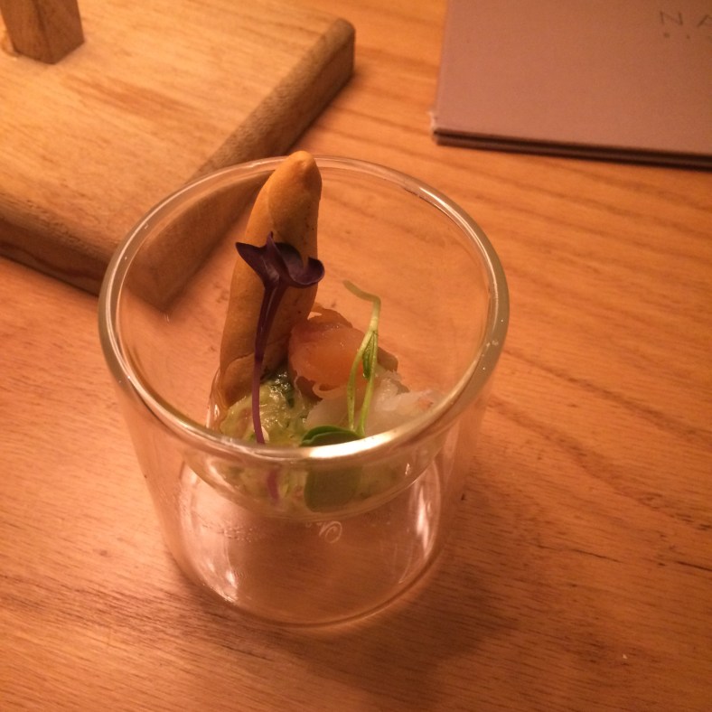 Vasito con salmón y bacalao ahumados con guacamole y brotes tiernos