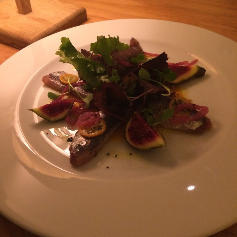 Ensalada de sardinas ahumadas con higos frescos y kumquats