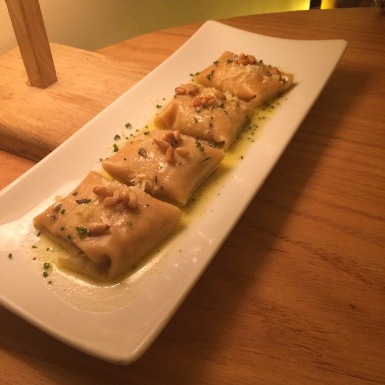 Raviolis dulzones de calabaza con un toque de nuez moscada y canela, con mantequilla de salvia, parmesano y piñones