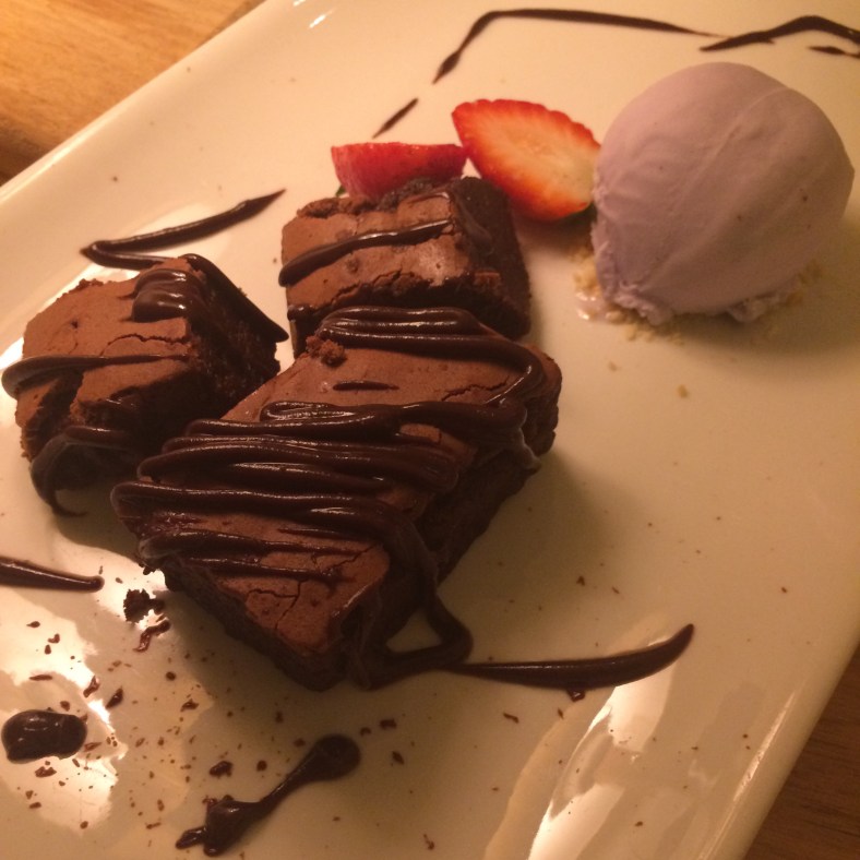 Brownie de chocolate con un helado de violeta