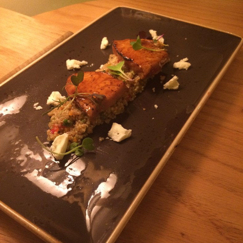 Salmón a la llama con ensalada de quinoa