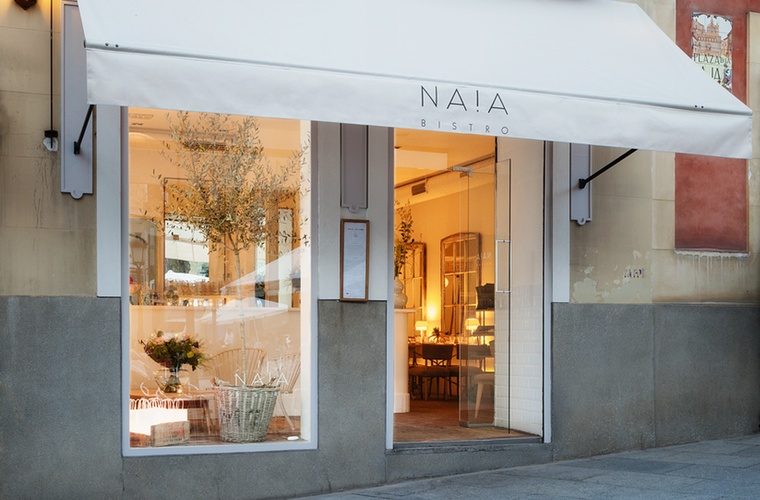 Foto tomada de Objetos Perdidos. La entrada del coqueto bistro NAIA