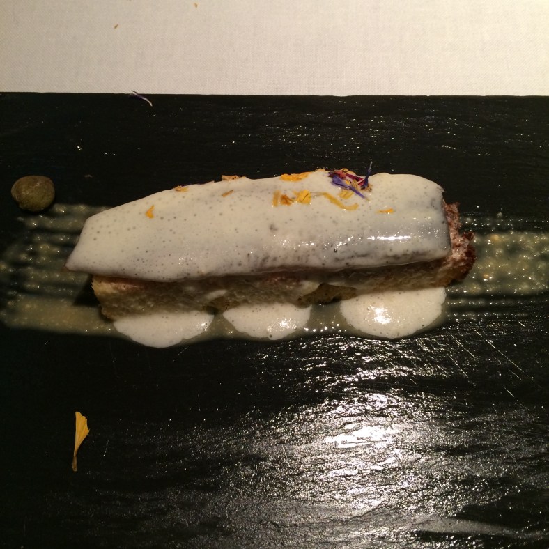 Lomos de sardina sobre pan brioche con queso parmesano, alcaparras y salsa de cacahuete