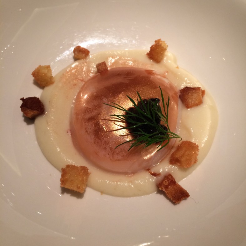 Huevo de bronce con coliflor trufada y papada confitada