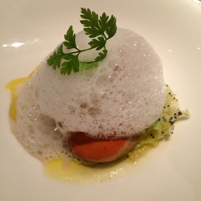 Vieira asada con su coral, puré de albedo de naranja, bacon, anisados y perlas cítricas