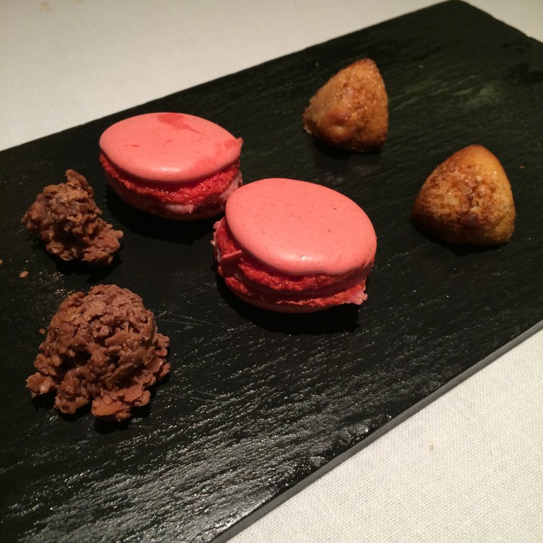 Petit-fours caseros obsequio de la casa para cerrar la comilona