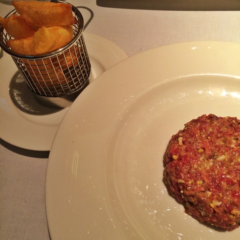 Steak tartar con patatas souflé y helado de mostaza