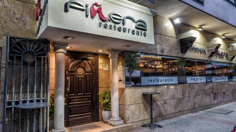 La buena iluminación llama la atención e invita a los clientes a entrar en Piñera