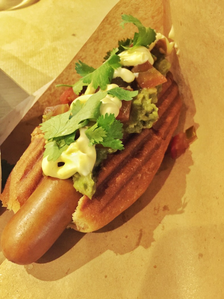 Perrito verde: pan de cerveza negra, salchicha Frankfurt con aguacate y mayonesa