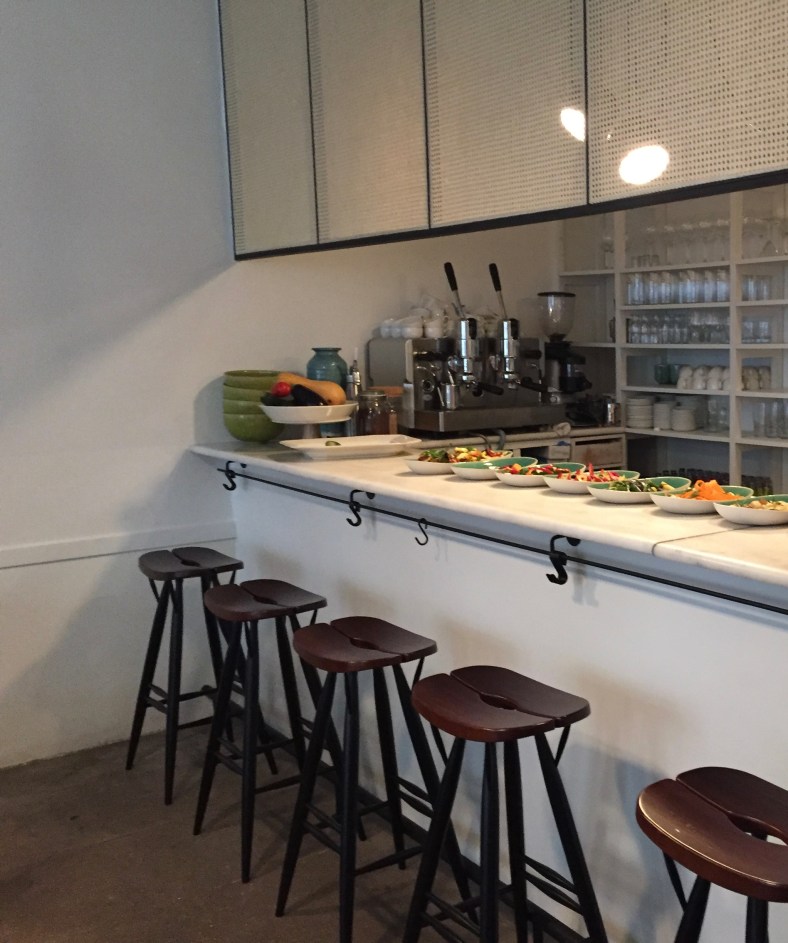 La barra de mármol con el buffet de verduras de Tudela fue lo primero que llamó mi atención