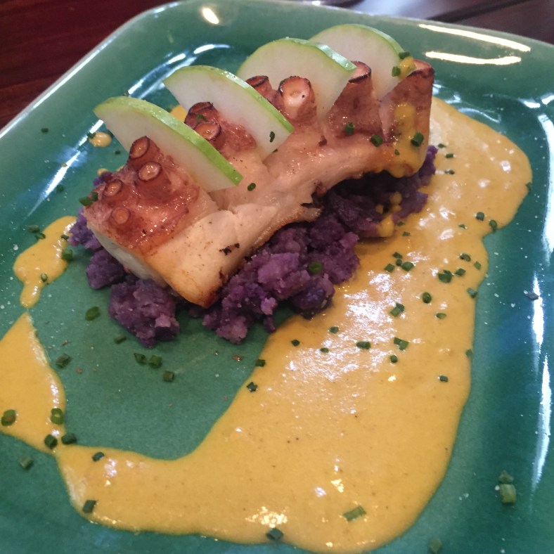 Pulpo a la plancha con curry y patata morada