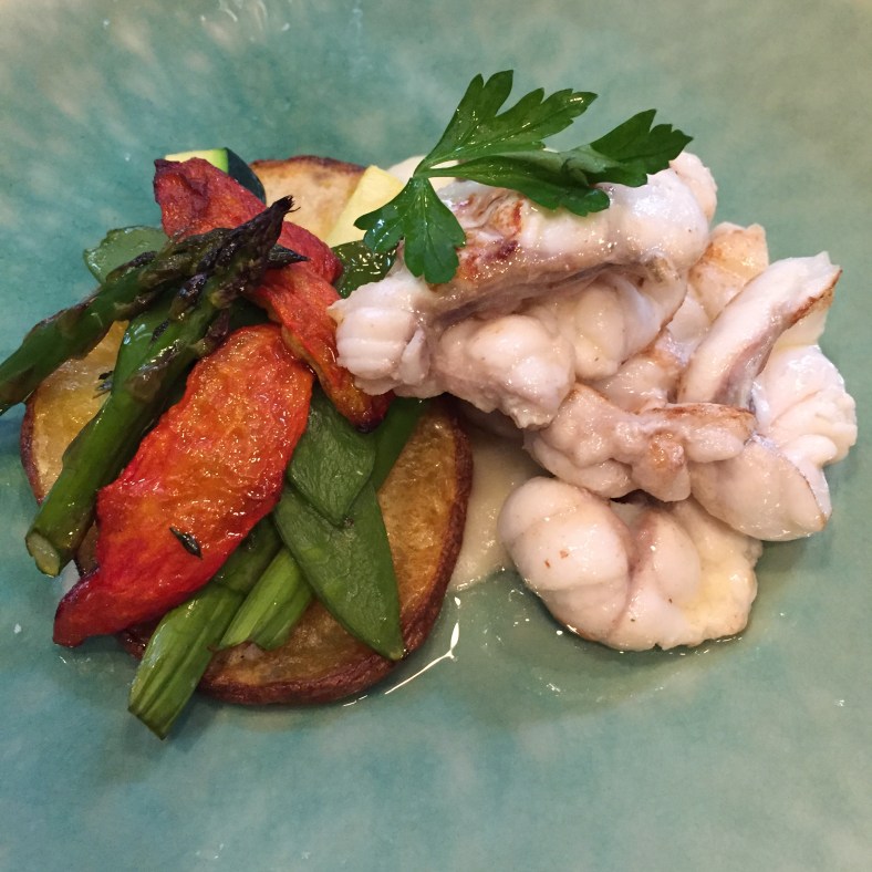 Rape negro a la plancha con gajos de patatas al romero y verduras asadas.